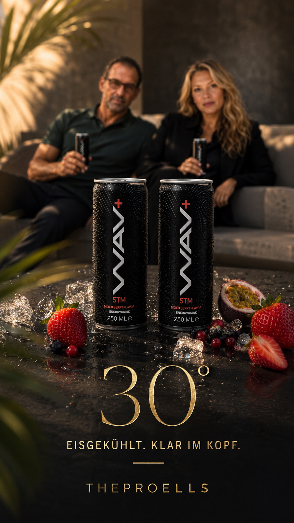 WAV+ Energy Drink eiskalt serviert mit Beeren, Eiswürfeln und sommerlicher Premium-Atmosphäre